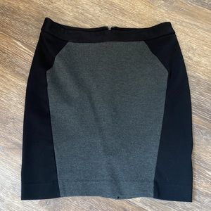 Bundle 2/$20 Loft ladies skirt Gray & Black size 8p